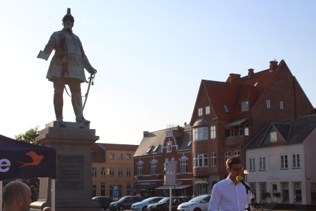 Statuen af Frederik den 7. som var monark da den frste Grundlov blev vedtaget, var i baggrunden da Liberal Alliances formand Alex Vanopslagh talte om frisind og de krnkelsesparate.
